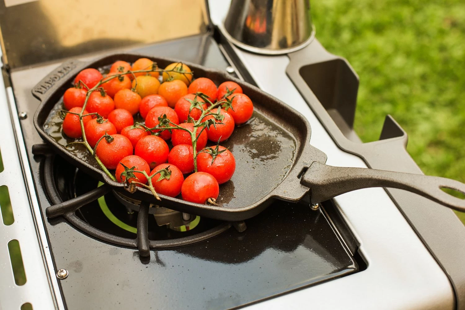 Napoleon Gusseiserne Pfanne Mit Holz Untersetzer - Auslaufartikel 5 Napoleon Gusseiserne Pfanne Mit Holz Untersetzer - Auslaufartikel – Bild 3