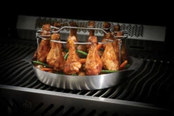 Napoleon Edelstahl Hähnchenkeulen Halter Inkl. Schale -Grillfuerst Speichern 56032 Foldable Chicken Grilling Rack Topper In Use