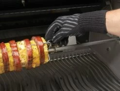 Napoleon BBQ Grillhandschuh Aramid Mit Silikon (1 Stück) -Grillfuerst Speichern 62145 grilling gloves in use napoleon grills 1