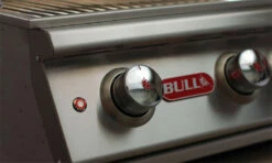 BULL Angus - Gasgrill Mit Infrarot Backburner Und Rotisserie 14 BULL Angus - Gasgrill Mit Infrarot Backburner Und Rotisserie -Grillfuerst Speichern BULL Grills Bedienblende 1