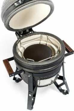 The Bastard Keramikgrill Urban Small - Schwarz Matt - Modell 2023 18 The Bastard Keramikgrill Urban Small - Schwarz Matt - Modell 2023 -Grillfuerst Speichern Bastard Keramikgrill Urban Small Hitzeschild BU206