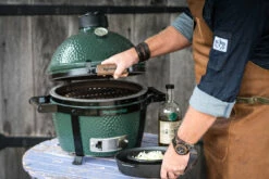 Big Green Egg MiniMax Keramikgrill Mit EGG Carrier Inkl. Zubehörpaket Mit Looftlighter -Grillfuerst Speichern Big Green Egg MiniMax Tischgrill Kompakt