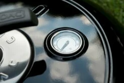 CADAC Camping Gasgrill Carri Chef 50 / BBQ Plancha + Dome - 30 Mbar 10 CADAC Camping Gasgrill Carri Chef 50 / BBQ Plancha + Dome - 30 Mbar -Grillfuerst Speichern CADAC Carri Chef Deckel Thermometer 1