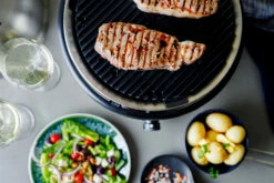 Cobb Grill Premier+ Gas Deluxe Gasgrill 50mbar - Modell 2023 -Grillfuerst Speichern Cobb Premier Plus Deluxe Gasgrill Lifestyle