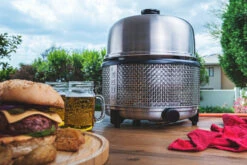 Cobb Grill Premier+ Gas Deluxe Gasgrill 50mbar - Modell 2023 -Grillfuerst Speichern Cobb Premier Plus Deluxe Tischgrill Lifestyle