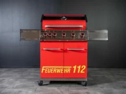 Grillfürst G510G 5-Brenner Gasgrill Mit Hochtemperaturbrenner Und Gusseisen Rosten - Feuerwehr Edition -Grillfuerst Speichern G510G FW Feuerwehrgrill Foto freigestellt 01