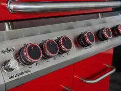 Grillfürst G510G 5-Brenner Gasgrill Mit Hochtemperaturbrenner Und Gusseisen Rosten - Feuerwehr Edition -Grillfuerst Speichern G510G FW Feuerwehrgrill Foto freigestellt 06