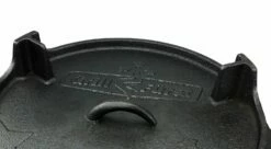 Grillfürst Dutch Oven Set BBQ Edition DO20 - X-DEAL Inkl. Tragetasche / Aufbewahrungstasche, Gusseisen Pflege, Ringreiniger, Deckelheber Und Bambus-Kochlöffel -Grillfuerst Speichern Grillfuerst Dutch Oven Logo