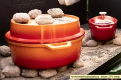 Grillfürst Emaillierter Dutch Oven Ohne Füsse DO12 - Rot -Grillfuerst Speichern Grillfuerst Dutch Oven emailliert Beispiel DO7 5 orange Briketts 1