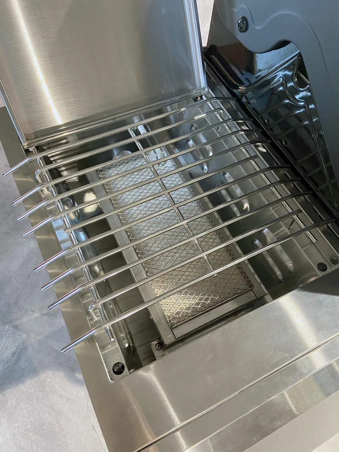 Grillfürst G620G 6-Brenner Gasgrill Mit Hochtemperaturbrenner, Heckbrenner Und Gusseisen Rosten - X-DEAL Inkl. Zubehörpaket 11 Grillfürst G620G 6-Brenner Gasgrill Mit Hochtemperaturbrenner, Heckbrenner Und Gusseisen Rosten - X-DEAL Inkl. Zubehörpaket – Bild 9