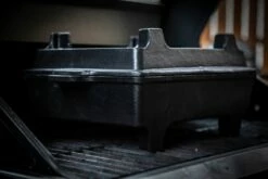 Grillfürst Dutch Oven Set BBQ Kastenform BK6 Aus Gusseisen - X-DEAL Inkl. Tragetasche / Aufbewahrungstasche, Gusseisen Pflege Und Deckelheber -Grillfuerst Speichern Grillfuerst Gusseisen Dutch Oven Eckig Fuesse Rost