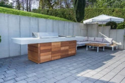 Grillfürst Outdoor Küche Mit Beton-Arbeitsplatte Und HPL-Unterschrank - Mit Edler Holzverkleidung (300 Cm X 80 Cm) - Mit Einbaugrill Und Planchagrill -Grillfuerst Speichern Grillfuerst Outdoor Kueche Beton Kuecheninsel Unterschraenke 5 1645801079