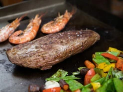 Grillfürst Plancha Grill - 2 Brenner Mit Insgesamt 7 KW Und Edelstahl Plancha - Inkl. 2 Stk. Plancha Spatel Und Grillzange -Grillfuerst Speichern Grillfuerst Plancha Grill Fleisch Gemuese Meeresfruechte