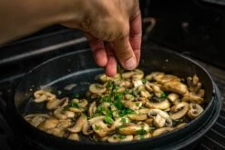 Grillfürst Dutch Oven BBQ Edition DO4 - Klaus Grillt Sonderedition -Grillfuerst Speichern Klaus grillt Dutch Oven Deckel Pilzpfanne 1