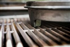 Grillfürst Dutch Oven BBQ Edition DO4 - Klaus Grillt Sonderedition -Grillfuerst Speichern Klaus grillt Dutch Oven Fuesse am Grillrost 1