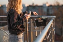 Knister Gasgrill - Ausziehbarer Kompaktgrill -Grillfuerst Speichern Knister Gasgrill Balkongelaender