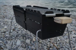 Knister Grill Original - Ausziehbarer Holzkohle Kompaktgrill 35 Knister Grill Original - Ausziehbarer Holzkohle Kompaktgrill -Grillfuerst Speichern Knister Grill Beine auf Steinen