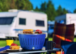 LotusGrill Classic - Holzkohle Tischgrill - Tiefblau Inkl. Tasche 9 LotusGrill Classic - Holzkohle Tischgrill - Tiefblau Inkl. Tasche -Grillfuerst Speichern LotusGrill Ambiente Campingplatz