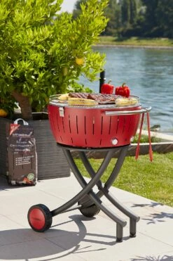 LotusGrill XXL - Holzkohle Grillstation - Feuerrot 10 LotusGrill XXL - Holzkohle Grillstation - Feuerrot -Grillfuerst Speichern LotusGrill XXL Feuerrot Fahrbar Kugelgrill