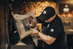 Moesta Pelletgrill Sheriff Inklusive Bambus Ablagebrett - Modell 2023 -Grillfuerst Speichern Moesta Sheriff Pelletgrill pellets einfuellen 10593