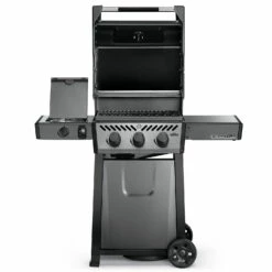 Napoleon Freestyle 365 Gasgrill, Graphit - Mit Seitenbrenner - Modell 2023 - X-DEAL Inkl. Drehspiess -Grillfuerst Speichern Napoleon Freestyle 365 front Seitenbrenner offen