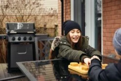 Napoleon Freestyle 425 Gasgrill, Graphit - Mit Sizzle Zone - X-DEAL Inkl. Grillplatte Und Plancha Tool-Set -Grillfuerst Speichern Napoleon Freestyle 425 SIB Lifestyle Balkon 2