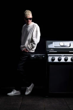 Napoleon Freestyle 425 Gasgrill - Mit Sizzle Zone - Limited Robin Schulz Barbecue Edition - Inkl. Mega Zubehörpaket 23 Napoleon Freestyle 425 Gasgrill - Mit Sizzle Zone - Limited Robin Schulz Barbecue Edition - Inkl. Mega Zubehörpaket -Grillfuerst Speichern Napoleon Freestyle 425 mit Tuer presented by Robin Schulz