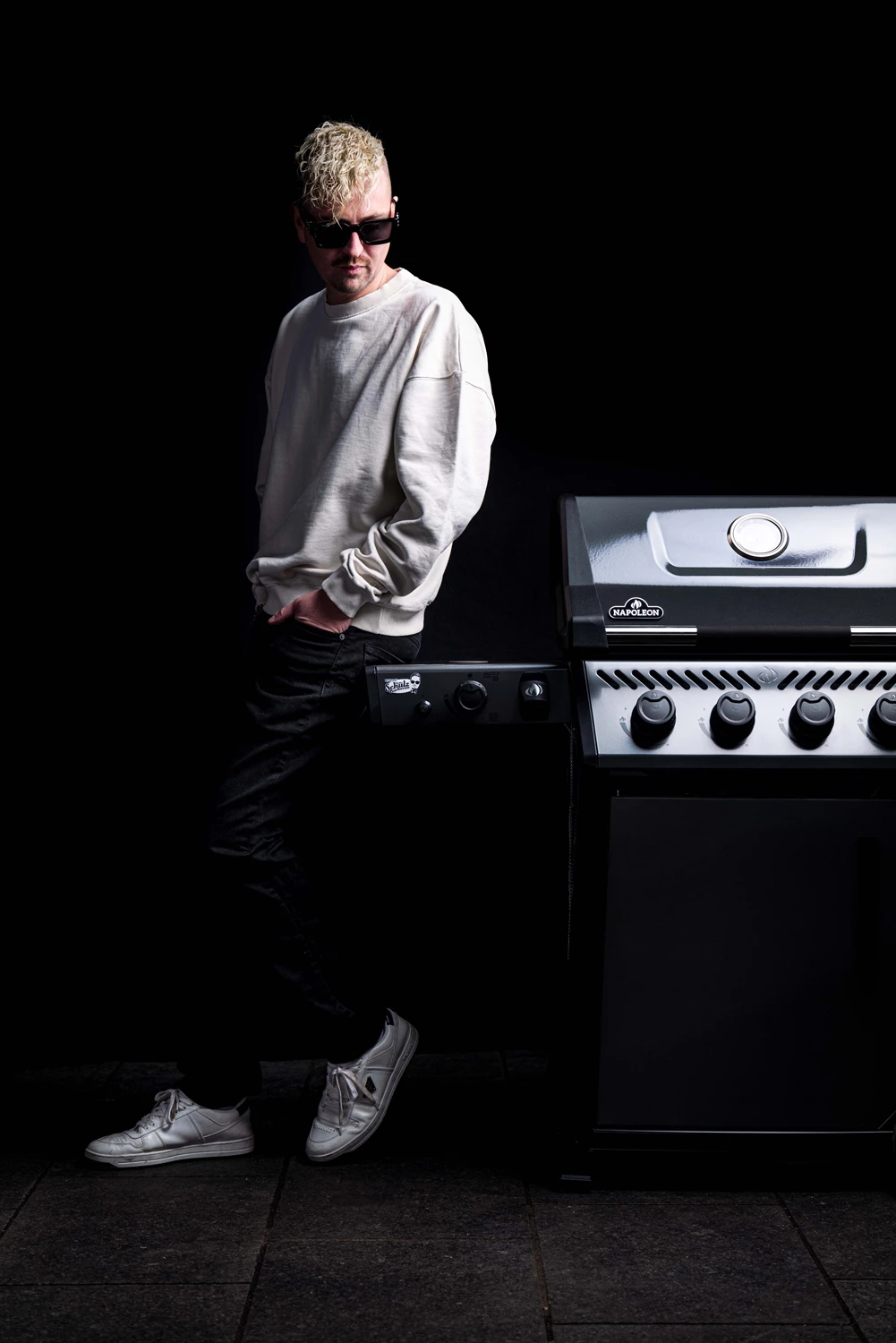 Napoleon Freestyle 425 Gasgrill - Mit Sizzle Zone - Limited Robin Schulz Barbecue Edition - Inkl. Mega Zubehörpaket 4 Napoleon Freestyle 425 Gasgrill - Mit Sizzle Zone - Limited Robin Schulz Barbecue Edition - Inkl. Mega Zubehörpaket – Bild 2