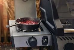 Napoleon Freestyle 365 Gasgrill, Graphit - Mit Seitenbrenner - Modell 2023 - X-DEAL Inkl. Drehspiess -Grillfuerst Speichern Napoleon Freestyle Seitenbrenner