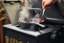 Napoleon Freestyle 365 Gasgrill, Graphit - Mit Seitenbrenner - Modell 2023 - X-DEAL Inkl. Drehspiess -Grillfuerst Speichern Napoleon Freestyle Seitenkocher