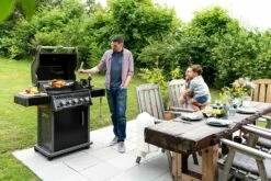 Napoleon Rogue 425 Gasgrill - All Black - Mit Seitenbrenner - Hero Modell 2023 Mit Heckbrenner Inkl. Drehspieß Und Abdeckhaube -Grillfuerst Speichern Napoleon Gasgrill Rogue 425 Hero Lifestyle 01