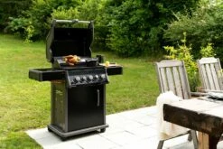 Napoleon Rogue 425 Gasgrill - All Black - Mit Seitenbrenner - Hero Modell 2023 Mit Heckbrenner Inkl. Drehspieß Und Abdeckhaube -Grillfuerst Speichern Napoleon Gasgrill Rogue 425 Hero Lifestyle Drehspiess