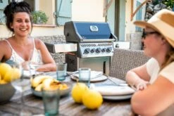 Napoleon Rogue SE 425 Gasgrill, Schwarz Mit Gussrosten, Sizzle Zone Und Heckbrenner - Hero Modell 2023 Inkl. Drehspieß -Grillfuerst Speichern Napoleon Gasgrill Rogue SE 425 Lifestyle 02