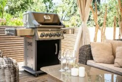Napoleon Rogue SE 425 Gasgrill, Schwarz Mit Gussrosten - Hero Modell 2023 Inkl. Drehspieß - SMART Deal Inkl. Grillfürst Grill Control -Grillfuerst Speichern Napoleon Gasgrill Rogue SE 425 Lifestyle Terasse 1