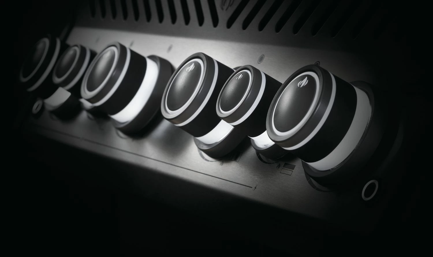 Napoleon Rogue SE 525 Gasgrill - All-black - Mit Sizzle Zone Und Heckbrenner - Grillfürst Edition Inkl. Abdeckhaube Im Karton + Gussplatte - Modell 2022 10 Napoleon Rogue SE 525 Gasgrill - All-black - Mit Sizzle Zone Und Heckbrenner - Grillfürst Edition Inkl. Abdeckhaube Im Karton + Gussplatte - Modell 2022 – Bild 8