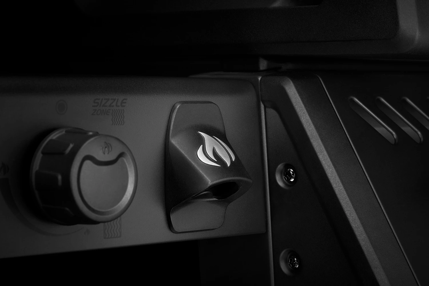 Napoleon Phantom Freestyle 425 Gasgrill, Mattschwarz - Mit Sizzle Zone Und Tür - Modell 2023 11 Napoleon Phantom Freestyle 425 Gasgrill, Mattschwarz - Mit Sizzle Zone Und Tür - Modell 2023 – Bild 9