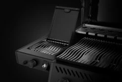 Napoleon Phantom Freestyle 425 Gasgrill, Mattschwarz - Mit Sizzle Zone Und Tür - Modell 2023 21 Napoleon Phantom Freestyle 425 Gasgrill, Mattschwarz - Mit Sizzle Zone Und Tür - Modell 2023 -Grillfuerst Speichern Napoleon Phantom Freestyle F425DSIBPK PHM Detail Side Burner