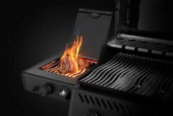 Napoleon Phantom Freestyle 425 Gasgrill, Mattschwarz - Mit Sizzle Zone Und Tür - Modell 2023 23 Napoleon Phantom Freestyle 425 Gasgrill, Mattschwarz - Mit Sizzle Zone Und Tür - Modell 2023 -Grillfuerst Speichern Napoleon Phantom Freestyle F425DSIBPK PHM Detail Side Burner 8 1671185624