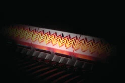 Napoleon Phantom Rogue SE 425 Gasgrill, Mattschwarz Mit Sizzle Zone Und Heckbrenner - Modell 2023 -Grillfuerst Speichern Napoleon Phantom Rogue RSE RearBurner GLow