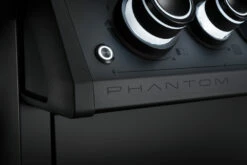 Napoleon Phantom Rogue SE 425 Gasgrill, Mattschwarz Mit Sizzle Zone Und Heckbrenner - Modell 2023 -Grillfuerst Speichern Napoleon Phantom Rogue RSE425SIBK 1PHM Detail Badge