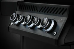 Napoleon Phantom Rogue SE 425 Gasgrill, Mattschwarz Mit Sizzle Zone Und Heckbrenner - Modell 2023 -Grillfuerst Speichern Napoleon Phantom Rogue RSE425SIBK 1PHM Detail Knobs