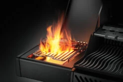 Napoleon Phantom Rogue SE 425 Gasgrill, Mattschwarz Mit Sizzle Zone Und Heckbrenner - Modell 2023 -Grillfuerst Speichern Napoleon Phantom Rogue RSE425SIBK 1PHM Detail Side Burnr Food