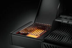 Napoleon Phantom Rogue SE 425 Gasgrill, Mattschwarz Mit Sizzle Zone Und Heckbrenner - Modell 2023 -Grillfuerst Speichern Napoleon Phantom Rogue RSE425SIBK 1PHM Detail Side Burnr No 16 1671185649