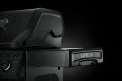 Napoleon Phantom Rogue SE 425 Gasgrill, Mattschwarz Mit Sizzle Zone Und Heckbrenner - Modell 2023 -Grillfuerst Speichern Napoleon Phantom Rogue RSE425SIBK 1PHM Detail Side Shelf