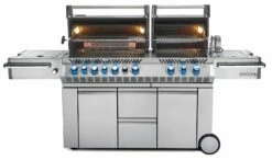 Napoleon Prestige Pro 825-3 Edelstahl Gasgrill Inkl. Drehspieß Und Bodenbeleuchtung + Gratis Napoleon Holzkohlegrill Kugelgrill Ø 57cm -Grillfuerst Speichern Napoleon Prestige Pro 825 Gasgrill offen 1