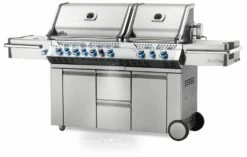 Napoleon Prestige Pro 825-3 Edelstahl Gasgrill Inkl. Drehspieß Und Bodenbeleuchtung + Gratis Napoleon TravelQ PRO285 Kompakt Gasgrill -Grillfuerst Speichern Napoleon Prestige Pro 825 Gasgrill seitlich