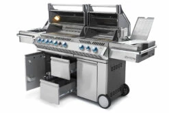 Napoleon Prestige Pro 825-3 Edelstahl Gasgrill Inkl. Drehspieß Und Bodenbeleuchtung - Modell 2023 - SMART Deal Inkl. Grillfürst Grill Control Mit Companion Device Und Einstichthermometer -Grillfuerst Speichern Napoleon Prestige Pro 825 Gasgrill seitlich offen 4