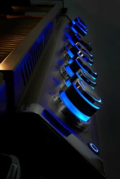 Napoleon Prestige Pro 825-3 Edelstahl Gasgrill Inkl. Drehspieß Und Bodenbeleuchtung + Gratis Napoleon TravelQ PRO285 Kompakt Gasgrill -Grillfuerst Speichern Napoleon Prestige Pro beleuchtere Drehregler blau 2