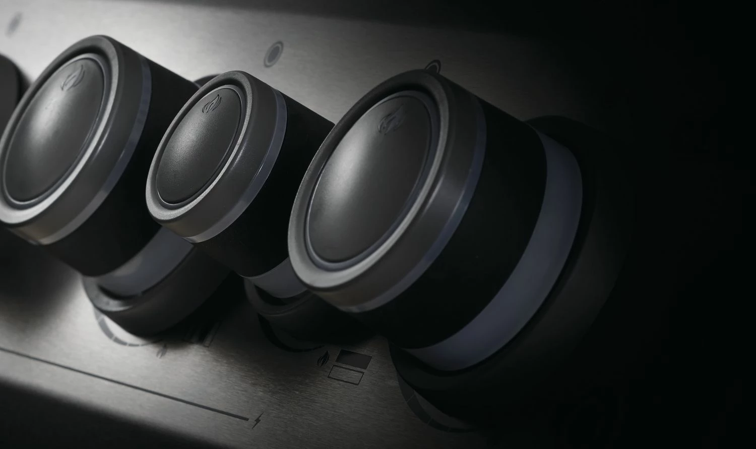 Napoleon Rogue SE 625 Gasgrill, Schwarz Mit Gussrosten, Sizzle Zone Und Heckbrenner - Modell 2023 5 Napoleon Rogue SE 625 Gasgrill, Schwarz Mit Gussrosten, Sizzle Zone Und Heckbrenner - Modell 2023 – Bild 3