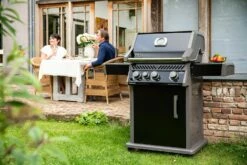 Napoleon Rogue XT 425 Gasgrill - All Black - Mit Sizzle Zone - Modell 2023 -Grillfuerst Speichern Napoleon Rogue XT 425 Gasgrill mit Sizzle Zone Lifestyle